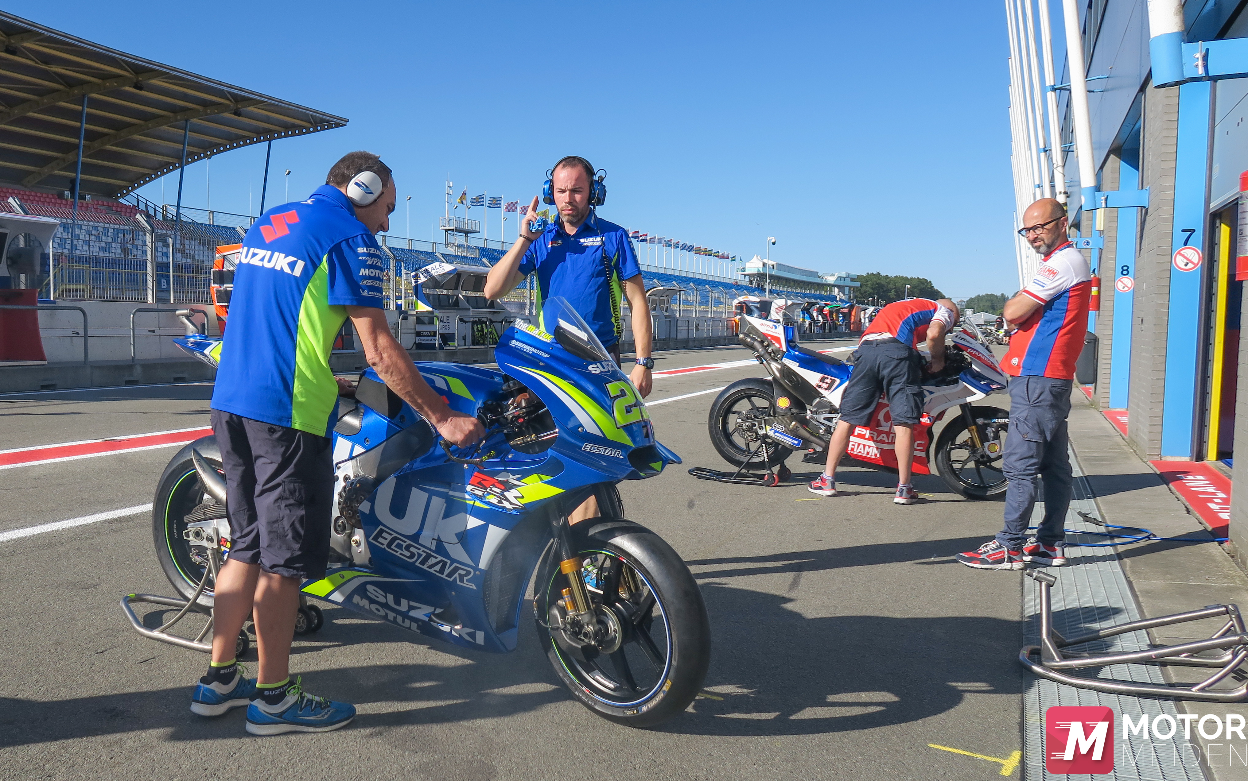 Suzuki_ Pitlane