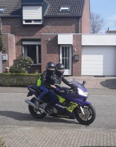 Anouk met haar zoon achterop
