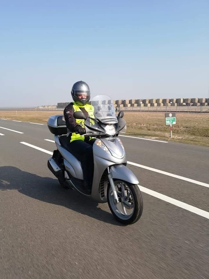 Charissa op haar motorscooter