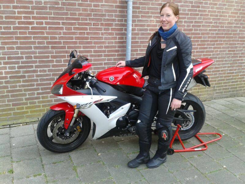 Sonja met haar trouwe Yamaha R1