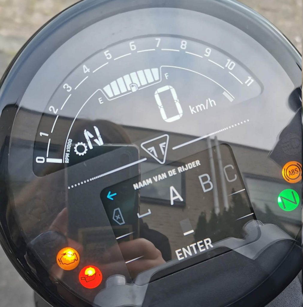 Je eigen naam instellen op de Triumph Trident 660