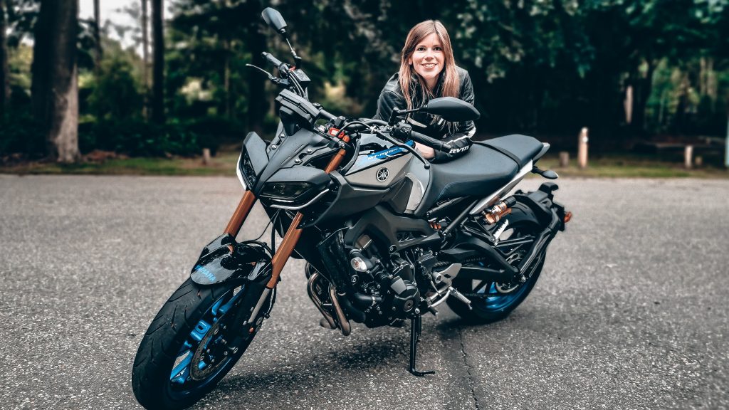 Redacteur Ellen met de MT-09 SP